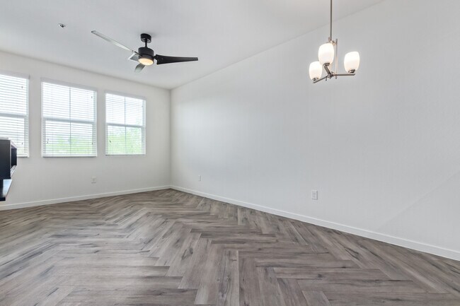 Building Photo - 2321 E Huntington Dr