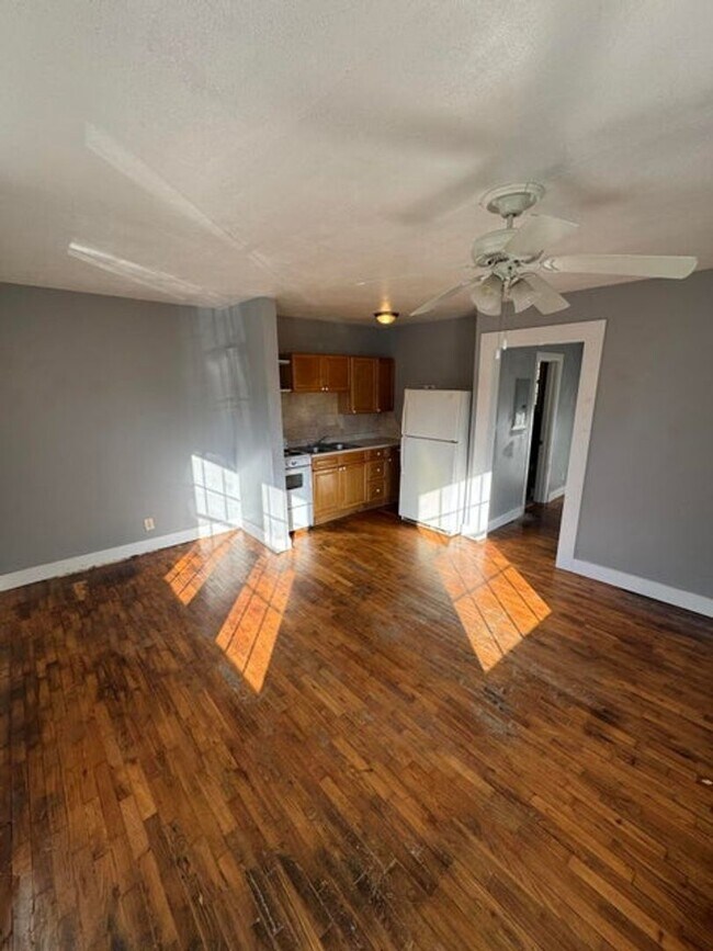 Building Photo - Clean duplex on the North side of Springfield. Remodeled