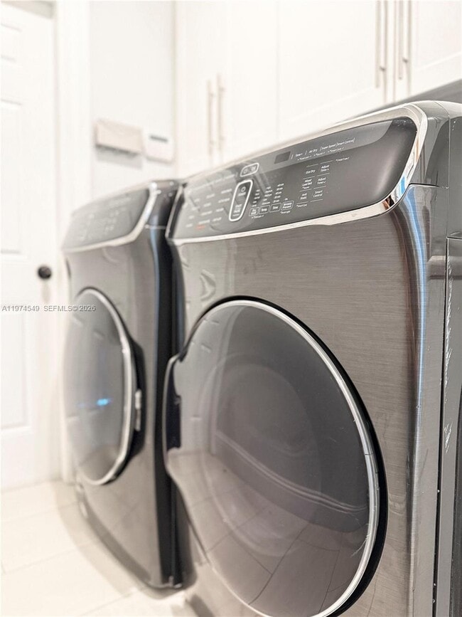 Building Photo - 400 Alexandra Cir