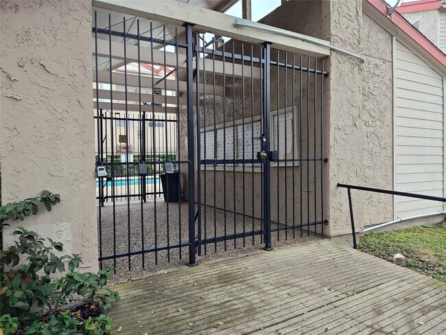 Building Photo - 10855 Meadowglen Ln