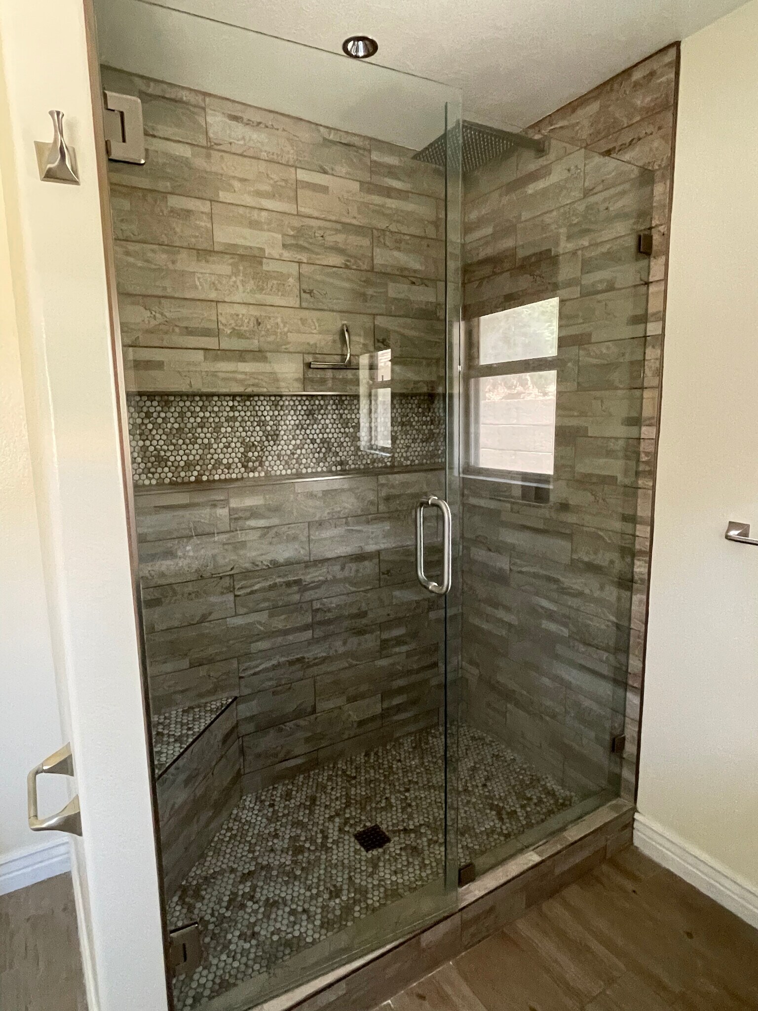 Primary suite's bathroom - 1220 W Butler Dr
