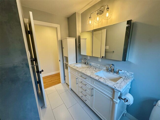 Building Photo - 1304 Hillcrest Dr