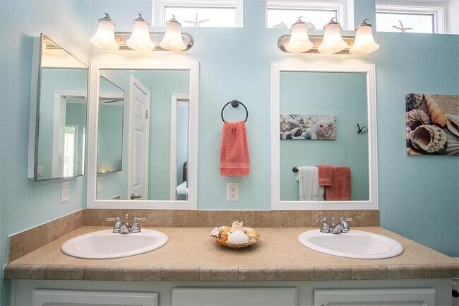 Building Photo - 5031 5th Ave