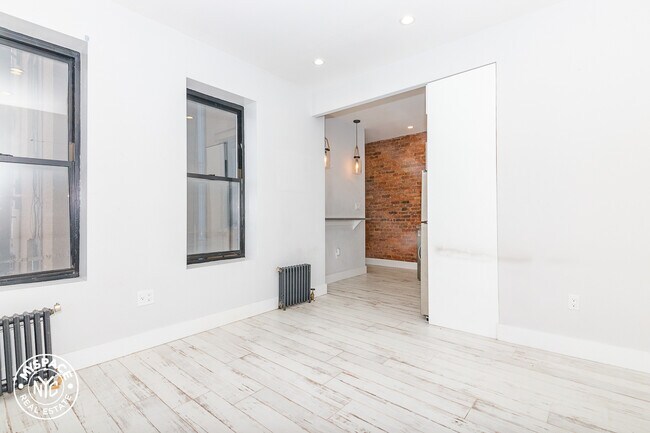 Building Photo - 75 Varet St