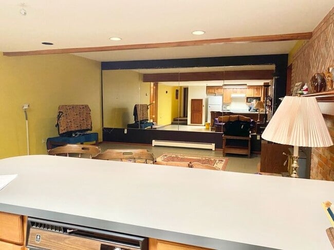 Building Photo - Spacious & Beautiful 1 Bedroom, 1 Bath Bas...