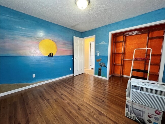 Building Photo - 28 Willow Dr