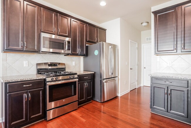 Building Photo - 255 Falcon Ct