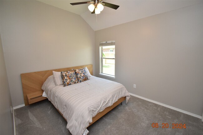 Building Photo - 3806 Vinecrest Dr