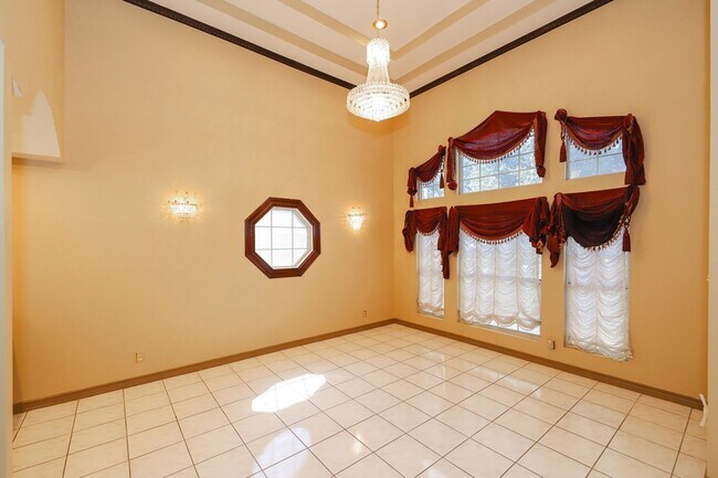 Building Photo - 503 W Avon Ct