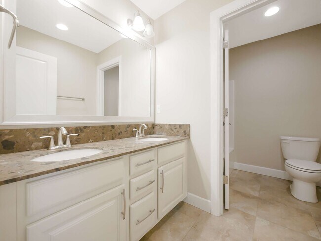 Building Photo - 4 Bed and 2.5 Bath Beautiful Single-family...