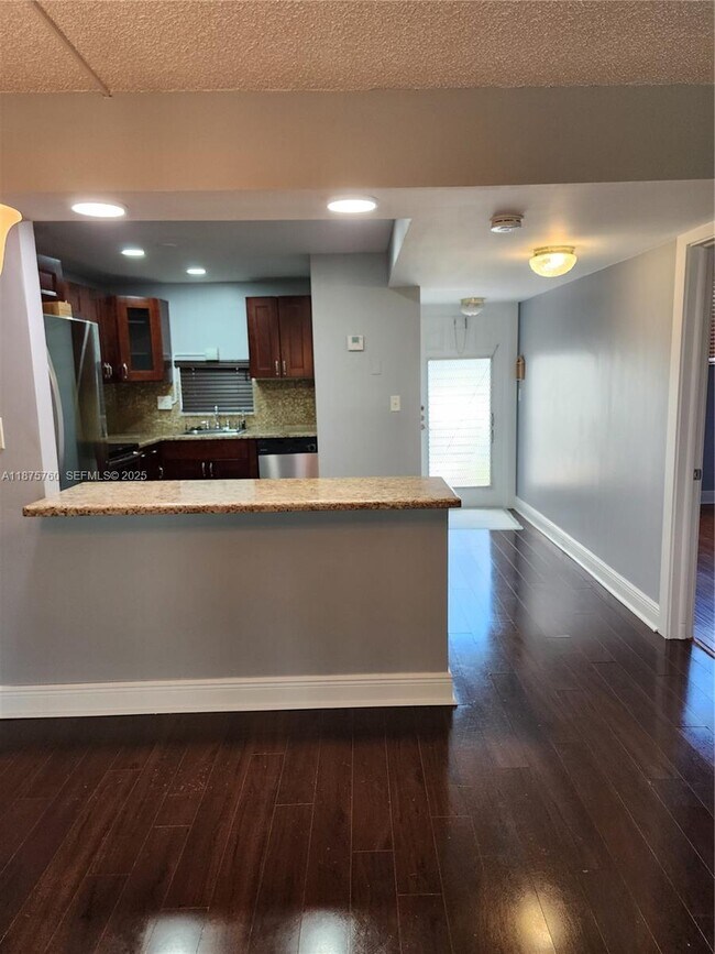 Building Photo - 681 S Hollybrook Dr