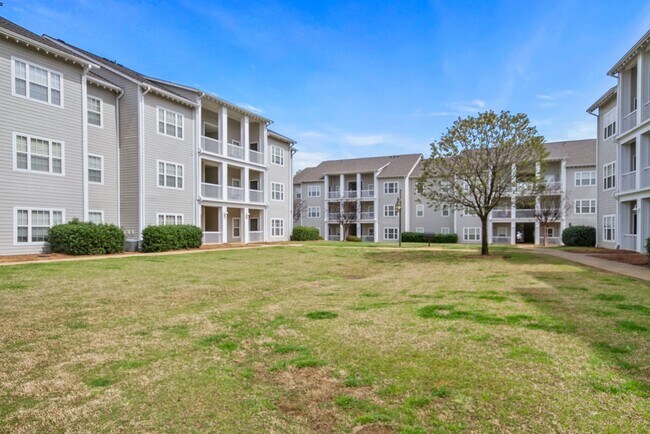 Building Photo - Capstone Quarters 2 Bed 2 Bath Condo! Available June 1st!