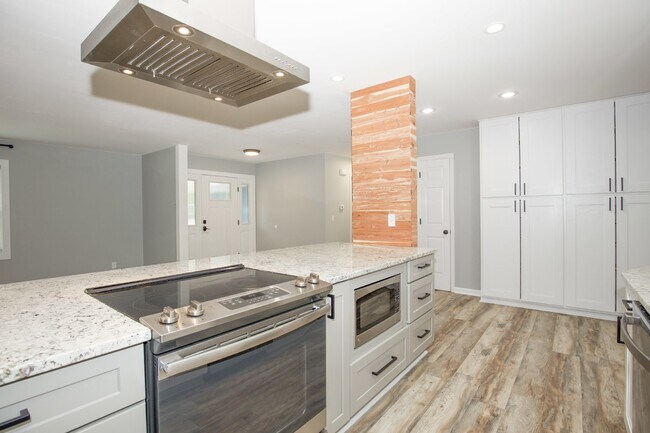 Building Photo - Gorgeous Fully Renovated 3 bedroom home in the Heart of Whispering Pines