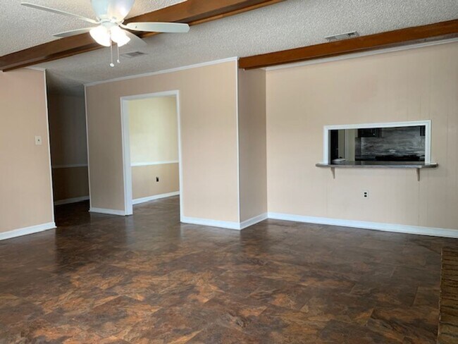 Building Photo - 40111 La Rochelle Rd