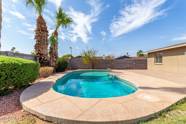 Building Photo - 1890 E Loma Vista Dr