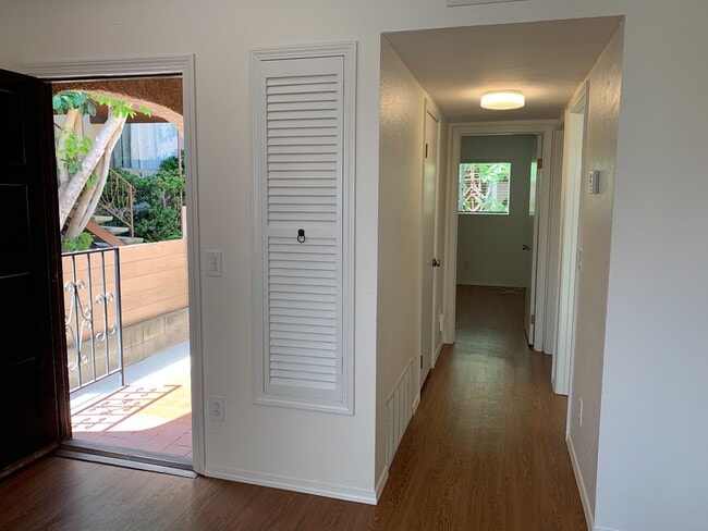 Building Photo - DOUBLE Car Garage! Balcony! Walkable to Restaurants!