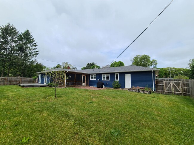 Building Photo - Partially Furnished 3-Bedroom Home with Fe...