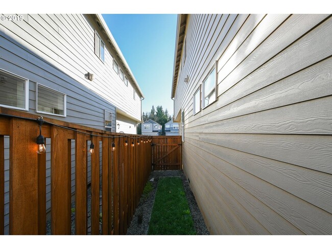 Building Photo - *** Half month free *** GORGEOUS 3 BED 2.5...