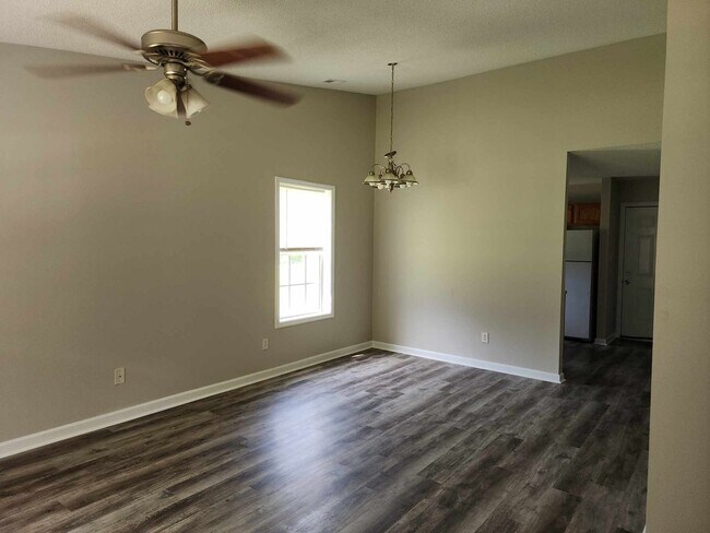 Building Photo - Cute Duplex At Affordable Price!!