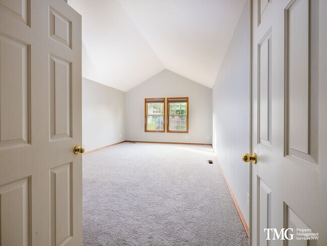 Building Photo - Grand 5+ Bedroom Home in Desirable Garden Home- Raleigh Hills Location with 2800 Sq Ft!