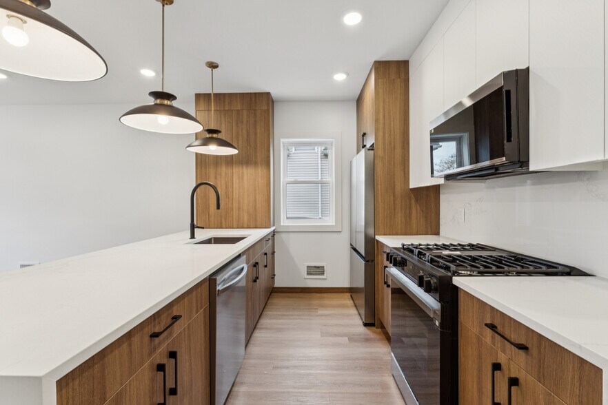 Building Photo - 84 Hollywood Ave