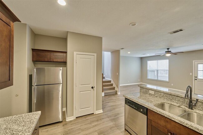 Building Photo - 132 Artesian Way