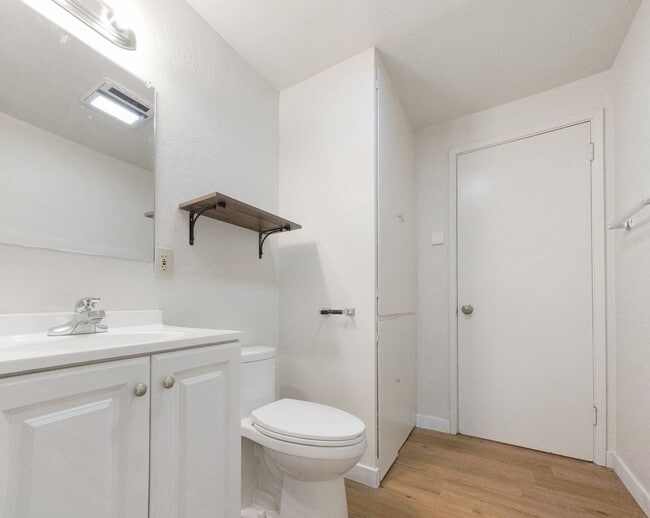 Building Photo - Serene Lake Union Apartment with Scenic Vi...