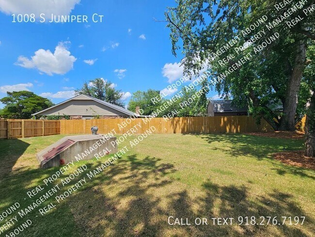 Building Photo - 1008 S Juniper Ct