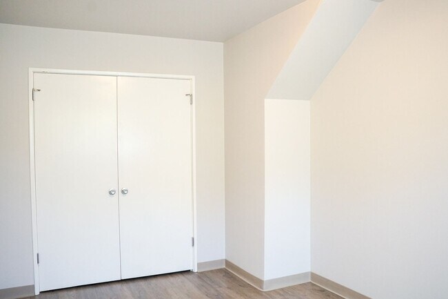 Building Photo - Great Mid-Century 1-Bdr w Dishwasher, Community Lawns + Pets OK!