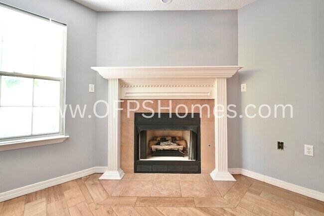 Building Photo - 933 Scenic Oak Ln