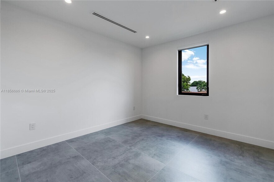 Building Photo - 2842 SW 32nd Ct