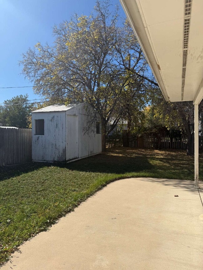 Building Photo - Ranch Style 3 bed, 1-1/2 bath Aurora Home Ready for Move In!