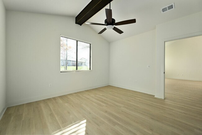 Building Photo - 201 E Maplewood Ln