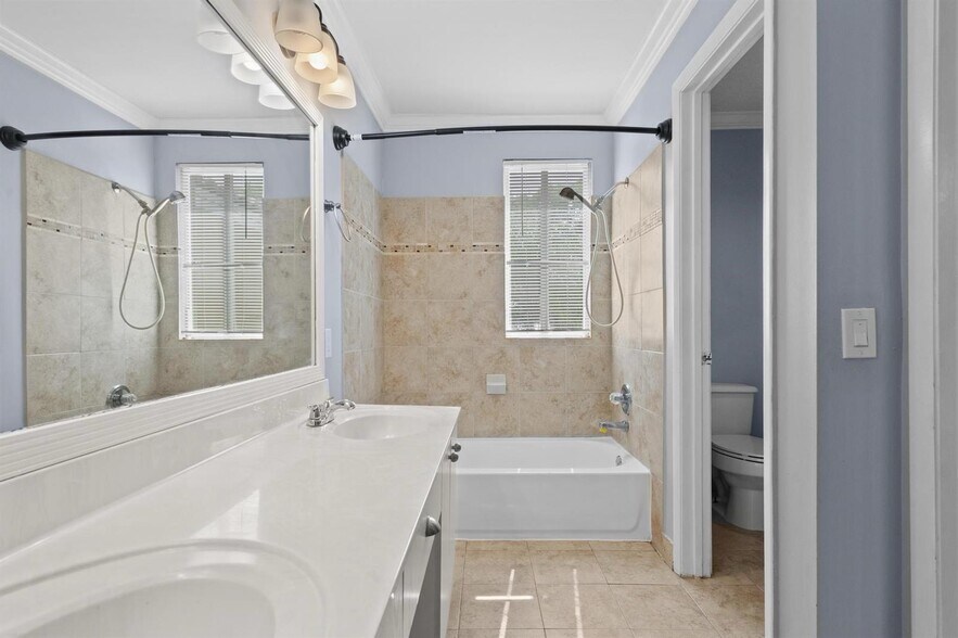 Building Photo - 4319 Greenbriar Ln