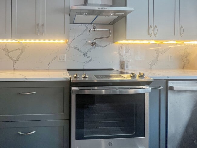 Building Photo - Gorgeous and newly renovated townhouse-sty...