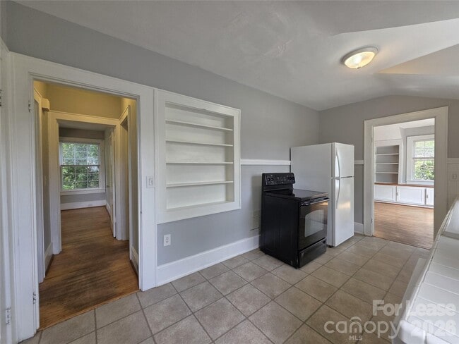 Building Photo - 754 Montgomery Ave