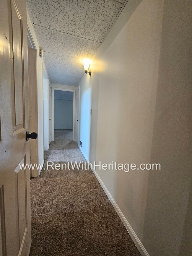 Building Photo - Amazing 4 Bedroom/ 2 Bath Home / Bonus Roo...