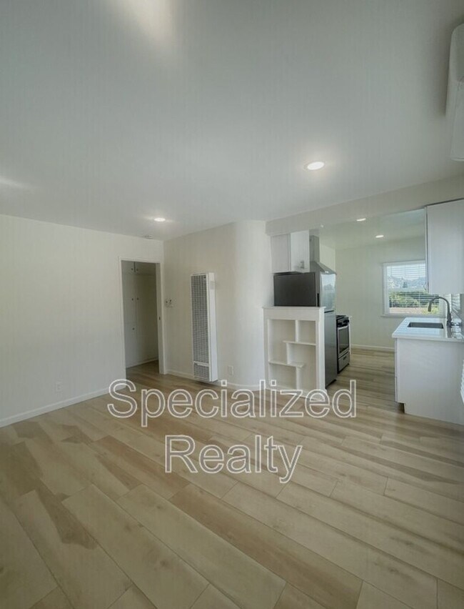 Interior Photo - 3216 Division Street