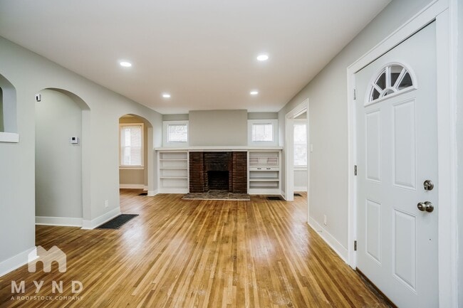 Building Photo - 727 Reinhard Ave