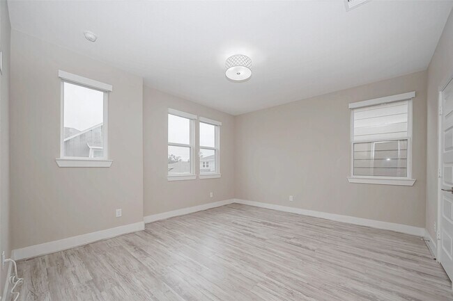 Building Photo - 10014 Granary Dr