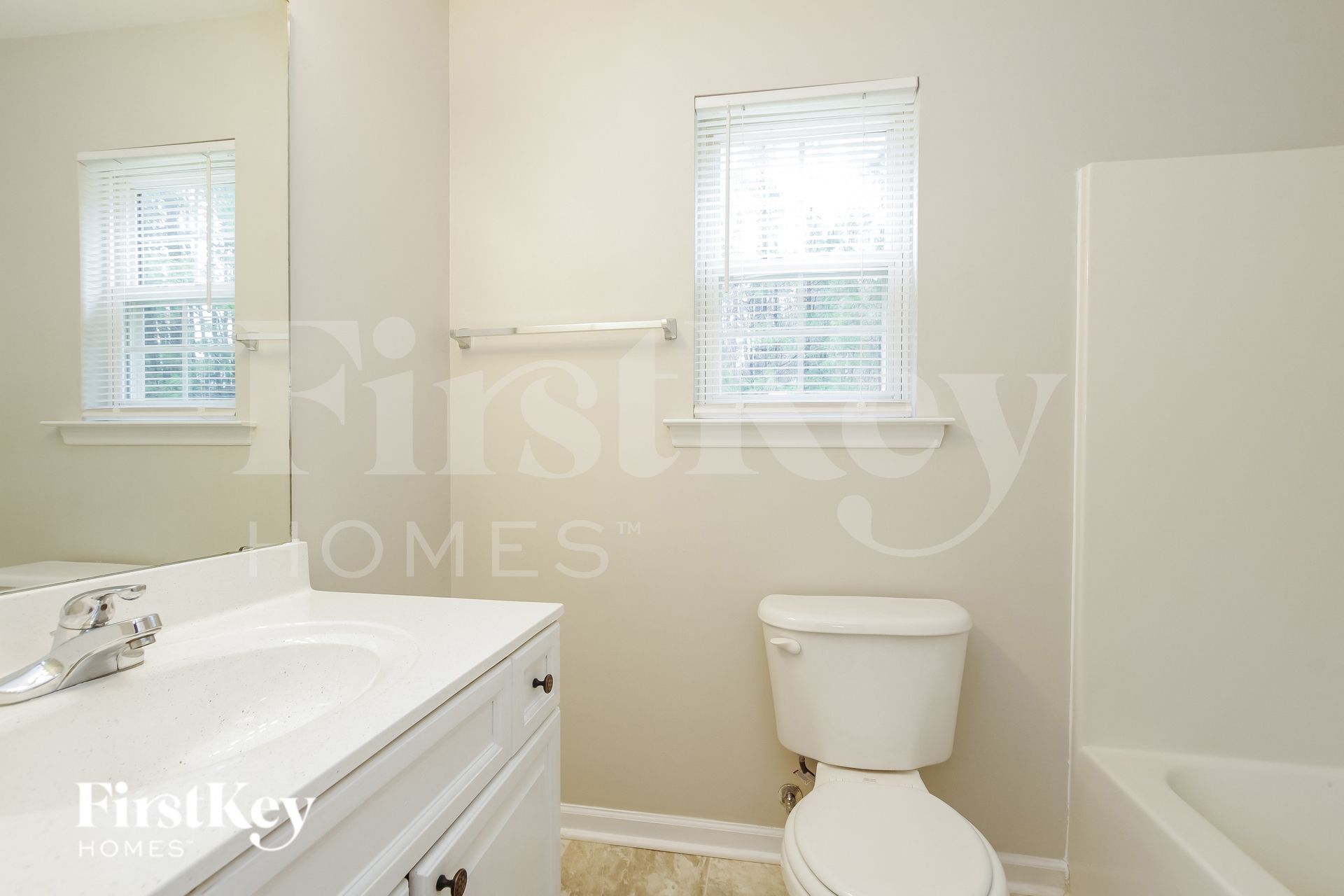 Building Photo - 5823 Hamilton Oaks Dr