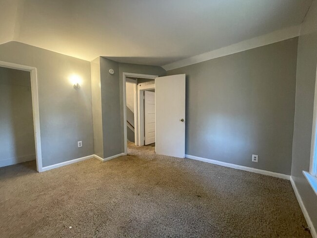 Building Photo - 53 E Lake St