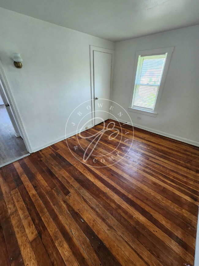 Building Photo - Updated West Toledo Upper unit! 2 Bedroom – Water Included!