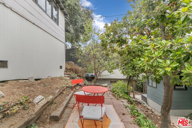 Building Photo - 2540 1/2 Glen Green St