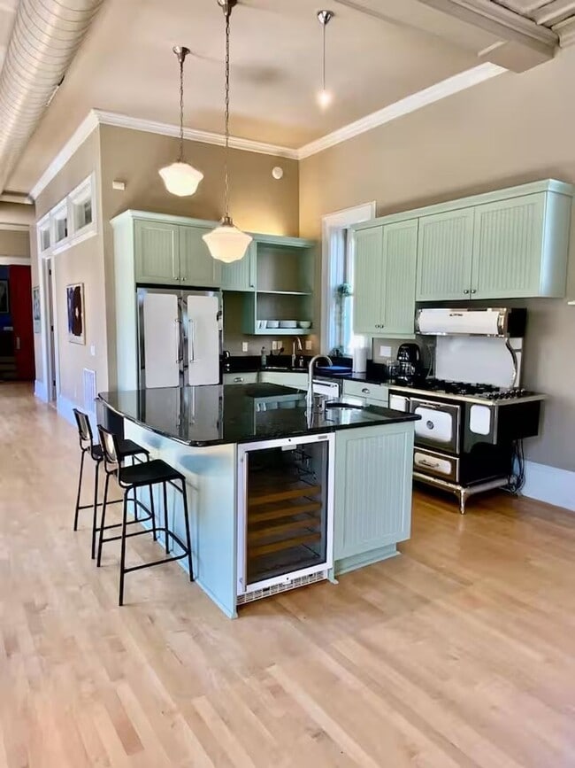 Building Photo - Enormous Upper Floor Unit in Heart of Downtown MKE