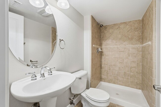 Building Photo - Downtown Mountain View 3 Bedroom 3.5 Bathr...