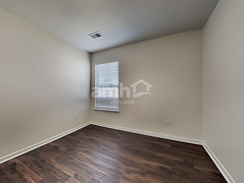 Building Photo - 129 Charlesfort Way