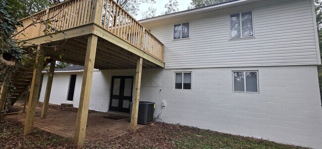 Building Photo - Large Family Home - Move In Ready!