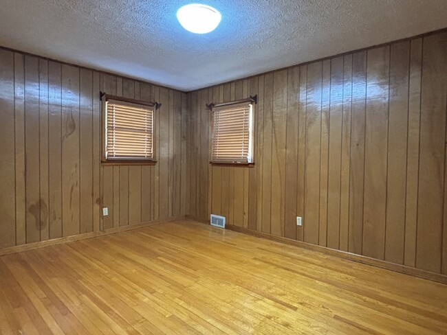 Building Photo - CANTON- 3 Bedroom/Bonus Rooms/Large Yard, ...