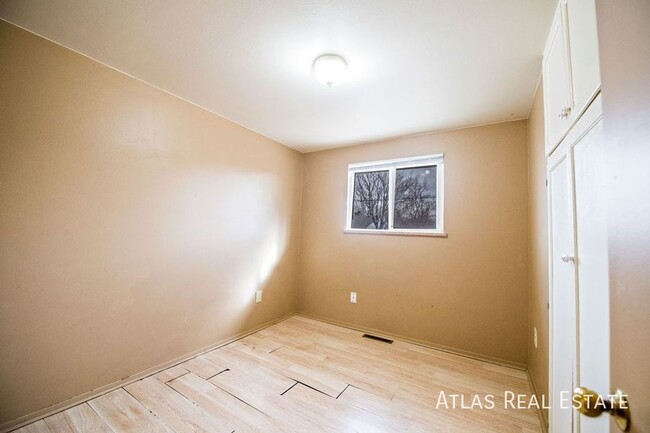 Building Photo - Spacious 3 Bedroom Available now!